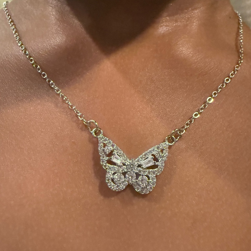 925 Sterling Silver Elegant and Crystal Necklace